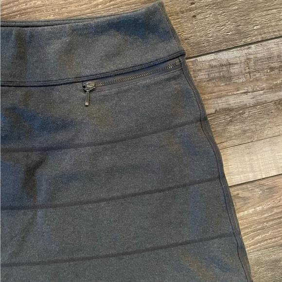 Athleta gray mini skirt with 2 front zip pockets. Size S. - Picture 4 of 5